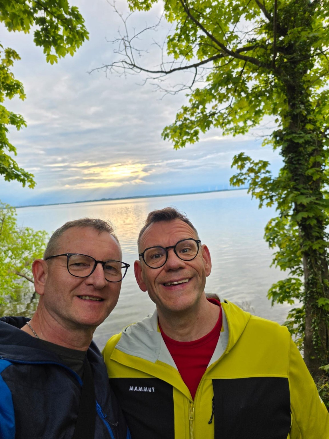 Thorsten und Jörg an einem See